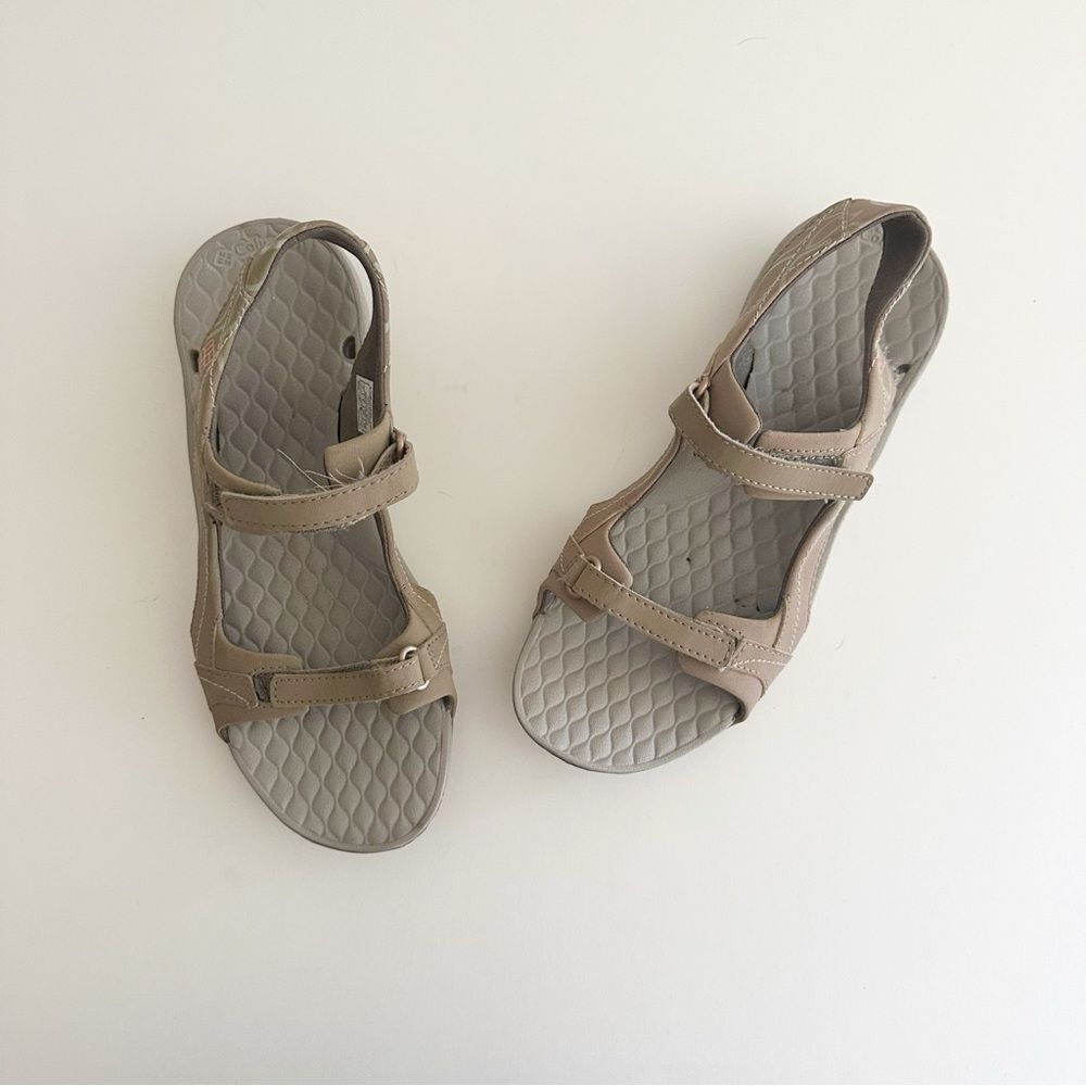 Columbia Tan water drainable Sunlight Vent sandals